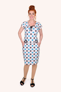 Kul og lekker figurnær kjole Lucy Lorraine fra Margot Mikkelsen i fashionintheforest nettbutikk