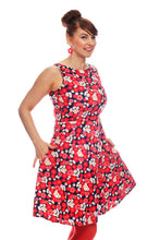 Last inn bildet i Galleri-visningsprogrammet, Saga Karamell ermeløs blomstret kjole fra cissi och selma